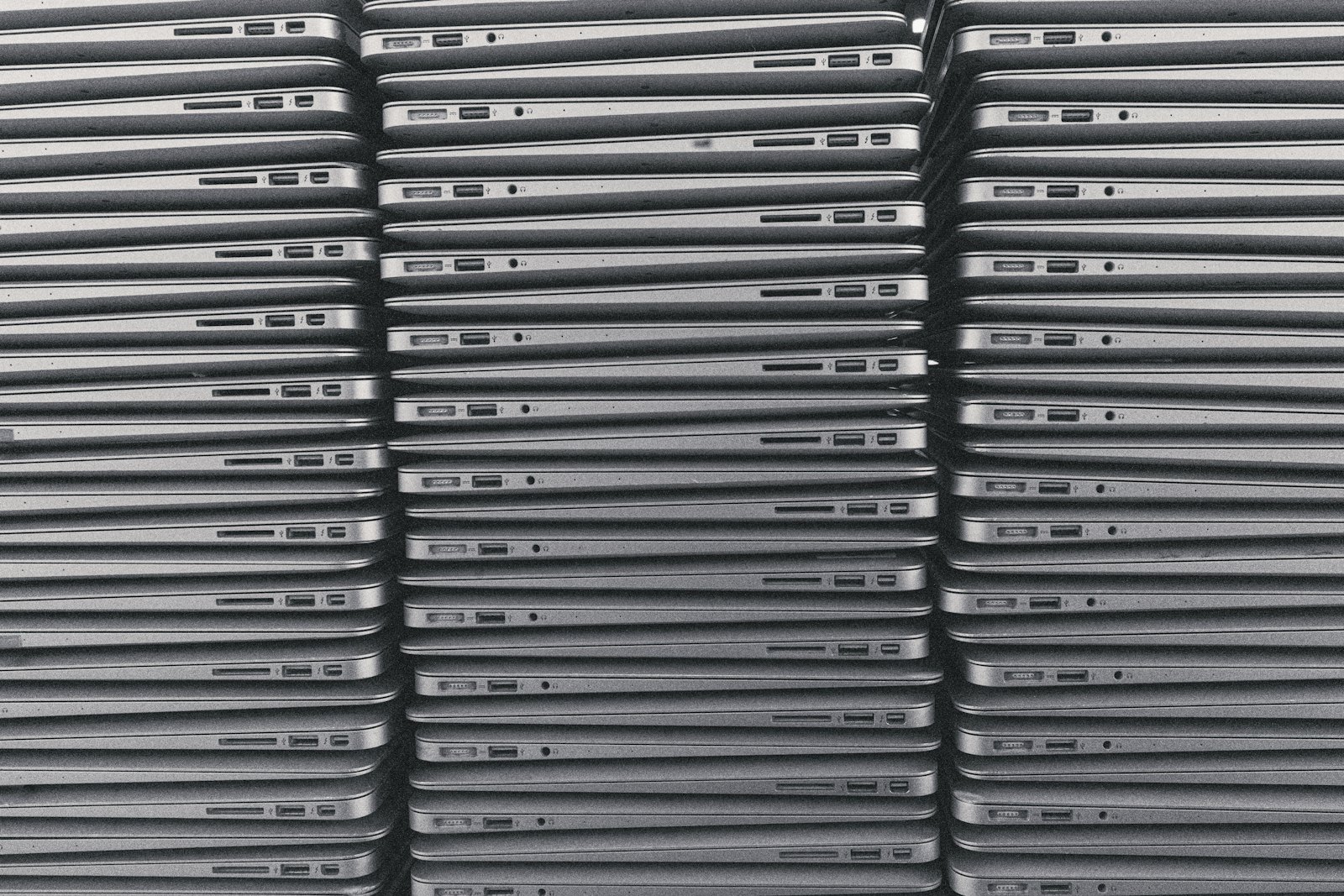 Piles d'ordinateurs portables d'occasion empilés en colonnes, vue de la tranche